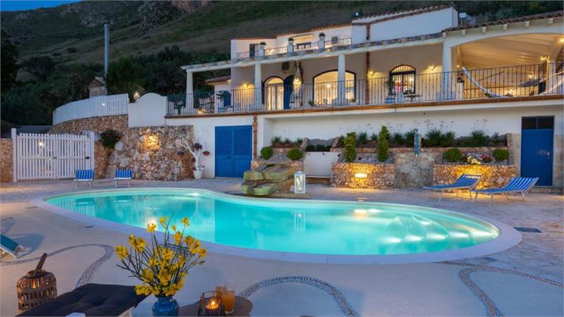  Villa with Private Pool and Garden in Fraginesi